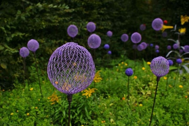 #2. Make everlasting Alliums with Chicken wire and Paint - 12 DIY Garden Hacks to Take Your Backyard to the Next Level